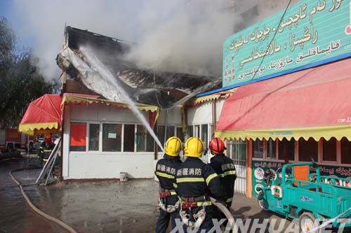 饭店突发大火浓烟滚滚 新疆阿克苏消防奋力扑