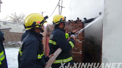 摩托车起火险引燃房屋 新疆昌吉消防化险为夷