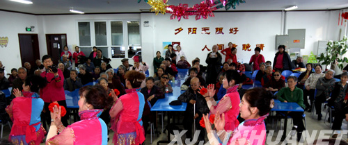 新疆克拉玛依百名老人歌舞翩跹迎新年