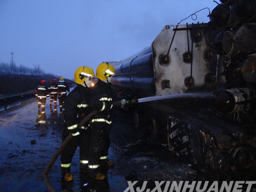 4000立方天燃气罐车高速公路发生泄露　新疆阜康消防生死救援