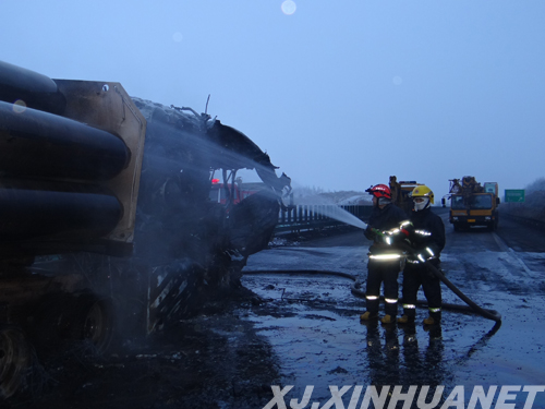 4000立方天燃气罐车高速公路发生泄露　新疆阜康消防生死救援