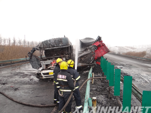 4000立方天燃气罐车高速公路发生泄露　新疆阜康消防生死救援