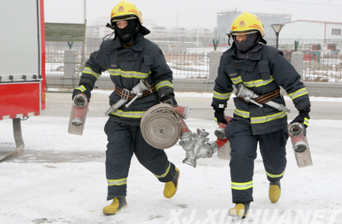 新疆克拉玛依消防兵恶劣气象条件下苦练技能强