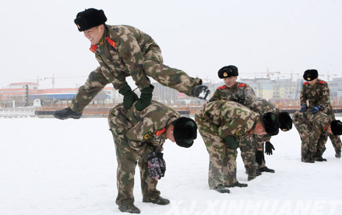 新疆克拉玛依消防兵恶劣气象条件下苦练技能强