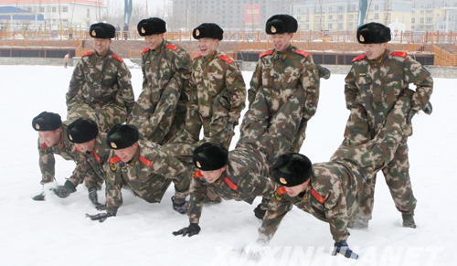 新疆克拉玛依消防兵恶劣气象条件下苦练技能强