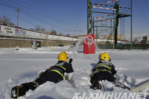 新疆阿勒泰消防零下13度雪地苦练耐寒真功夫
