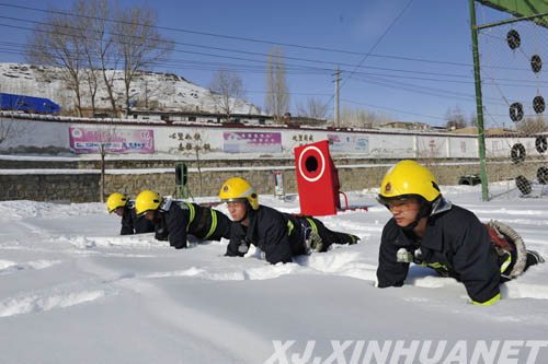 新疆阿勒泰消防零下13度雪地苦练耐寒真功夫