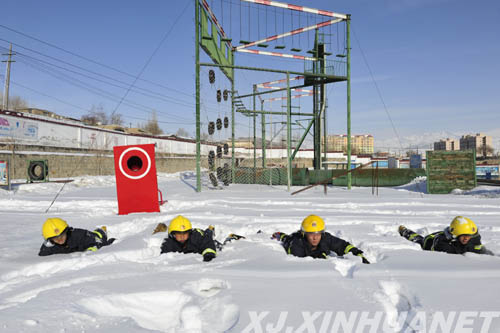 新疆阿勒泰消防零下13度雪地苦练耐寒真功夫