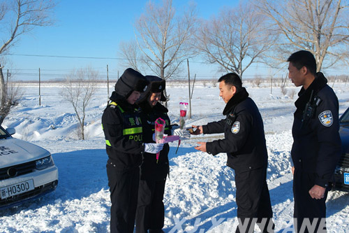新疆哈巴河县执勤警花的别样情人节