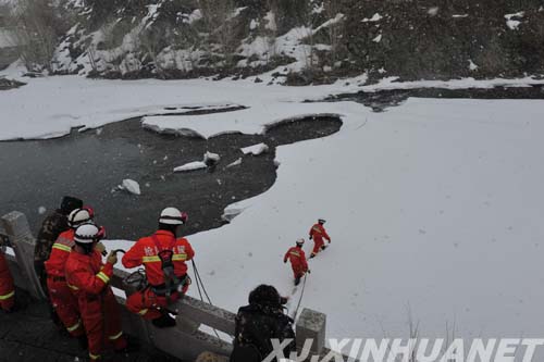 新疆阿勒泰消防官兵零下13度冒雪攀爬50米绳