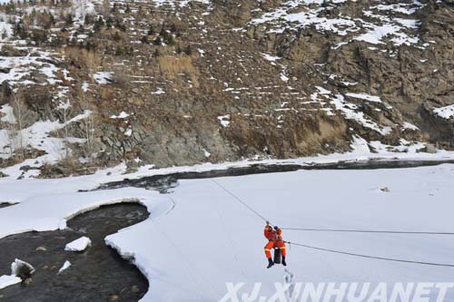 新疆阿勒泰消防官兵零下13度冒雪攀爬50米绳