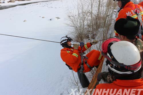 新疆阿勒泰消防官兵零下13度冒雪攀爬50米绳