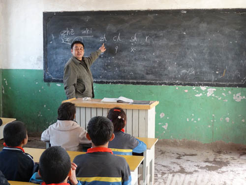 新疆储备局住村工作组助力乡村教学