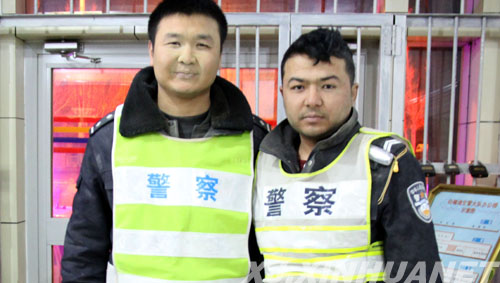 新疆克拉玛依市白碱滩交警10级大风中营救两