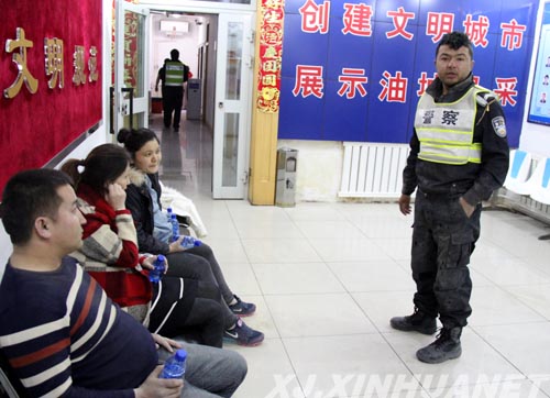 新疆克拉玛依市白碱滩交警10级大风中营救两