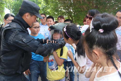 库尔勒铁警邀请儿童进警营感受别样六一祝福