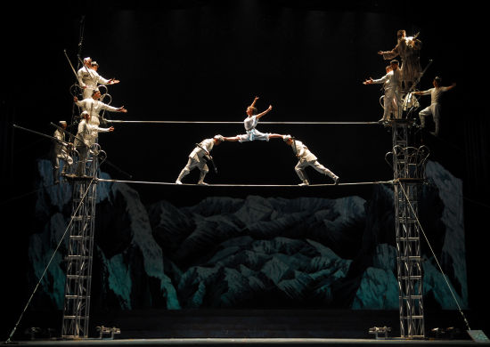 新疆音乐杂技剧《你好,阿凡提》欢乐谷惊艳首