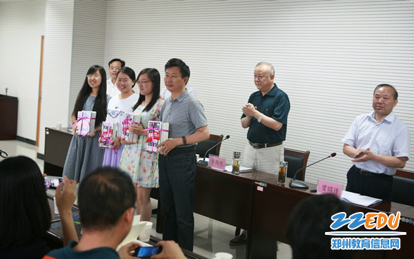 河南郑州市将选派18名优秀骨干教师完成第十