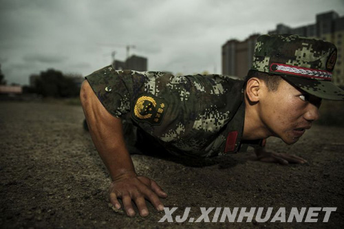 武警霍尔果斯边检站官兵雨中训练彰显血性虎气