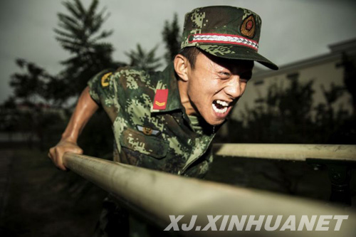 武警霍尔果斯边检站官兵雨中训练彰显血性虎气