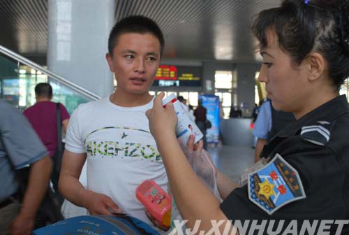 哈密铁警强化安保措施确保暑运高峰治安秩序