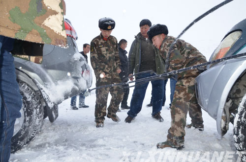 新疆边防：暴风雪中营救被困车辆