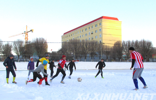 塔城裕民县:寒假学生开展雪地足球比赛助力十