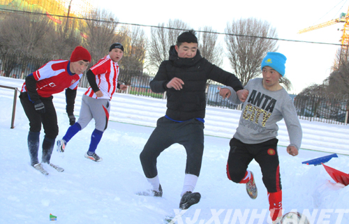 塔城裕民县:寒假学生开展雪地足球比赛助力十
