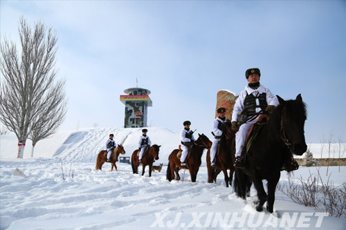 春节前夕小白杨哨所官兵踏雪巡逻卫边关