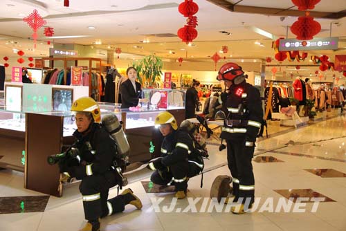 新疆阿克苏地区消防支队举行大型商场灭火疏散