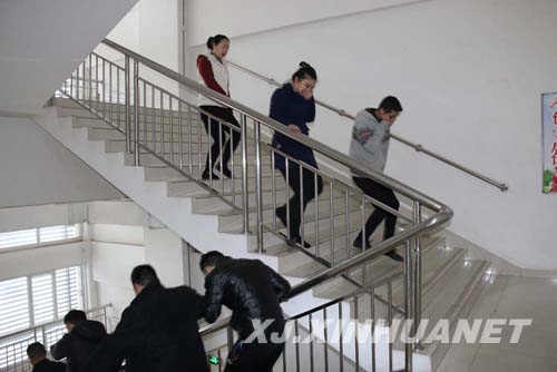 新疆阿克苏地区消防支队举行大型商场灭火疏散