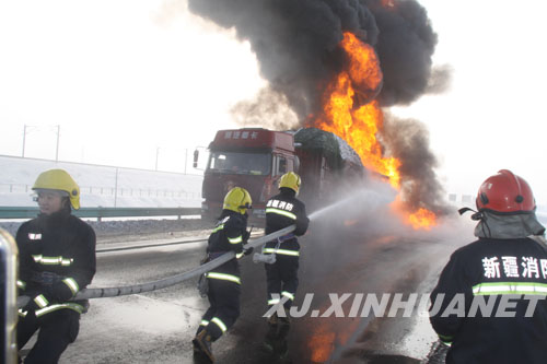 满载聚乙烯大货车变火车 沙湾消防紧急救援