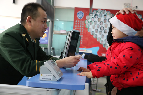 霍尔果斯迎来第一位持口岸落地签证入境旅客