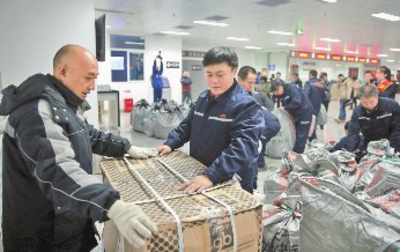 乌鲁木齐快递包裹首次坐上高铁去哈密