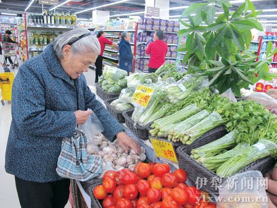 伊宁市蔬果价格有涨有跌 蒜价赶上肉价
