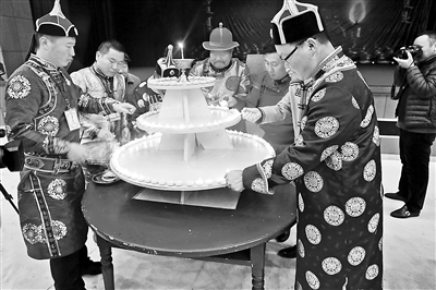 温泉县蒙古族群众点亮酥油灯图片