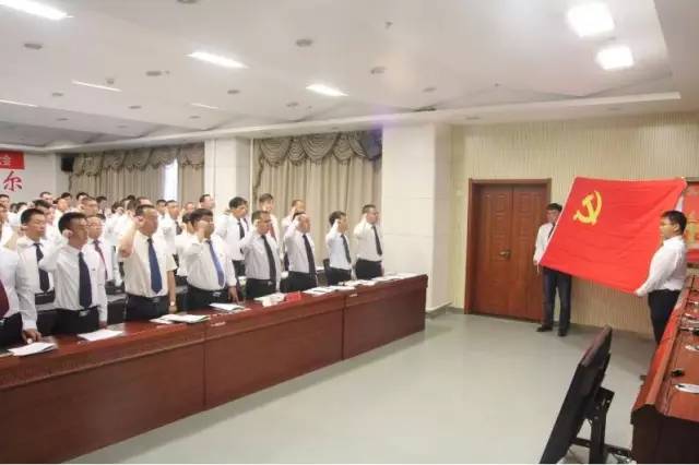 和布克赛尔县组工干部对自治区组织系统坚决同