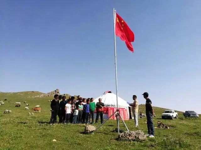 青草白云花似锦 国旗人面相映红