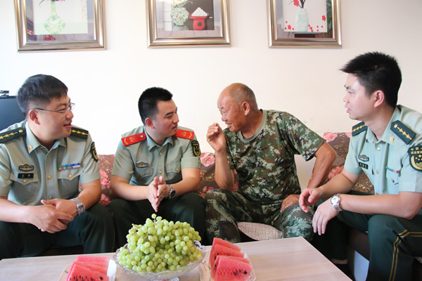 新疆武警边防官兵听革命老人讲传统