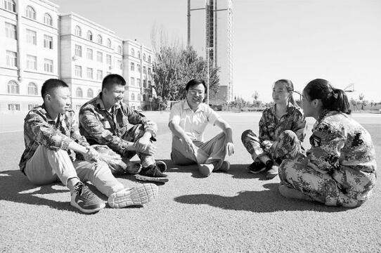 只为桃李竞相开