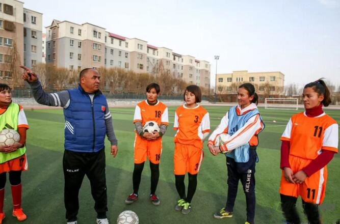 新疆女孩圆足球梦