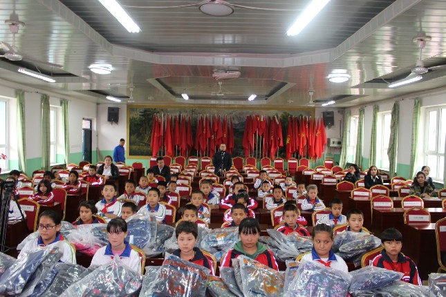 和静县援疆干部扶贫日向贫困学生捐赠学习用品 