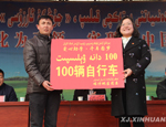 伽师县向贫困学生免费发放100辆自行车