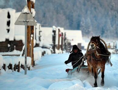 新疆北部大山深处古村 大雪后宛如“童话世界”