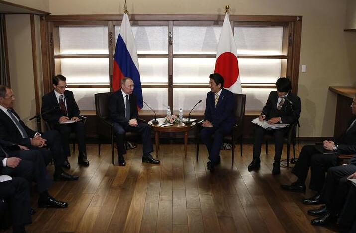 俄罗斯总统普京与日本首相安倍晋三举行会谈