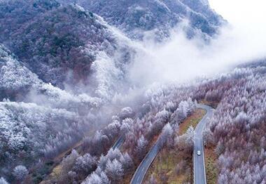 航拍湖北省神农架林区雪景