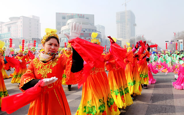 新疆昌吉回族自治州举办规模盛大的社火表演