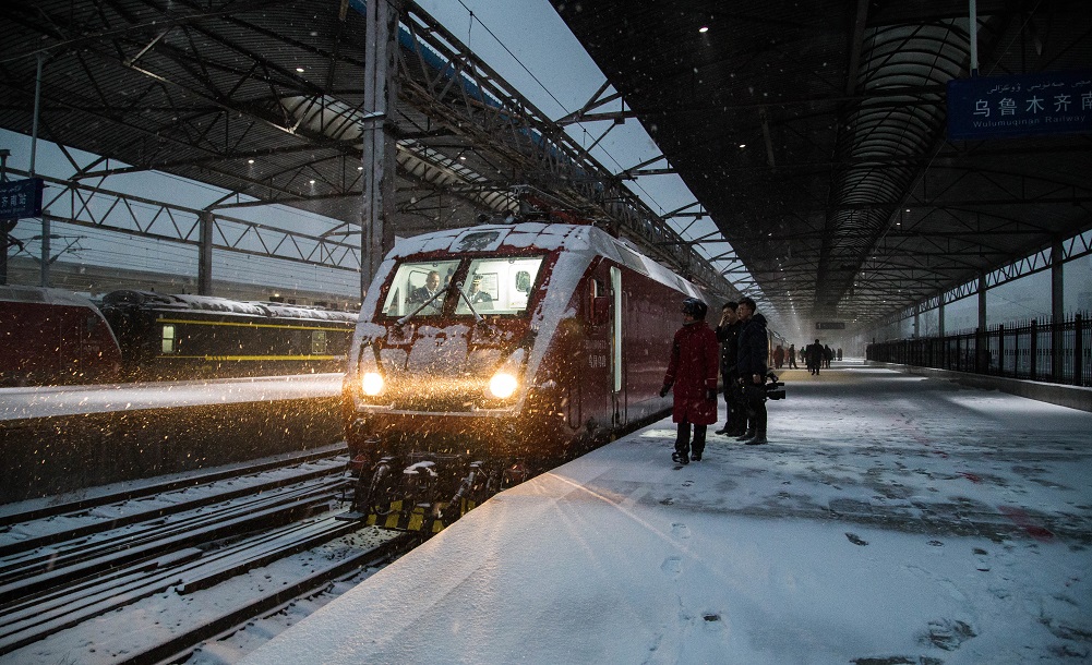 乌鲁木齐南站驶出首辆通往达坂城区城际列车