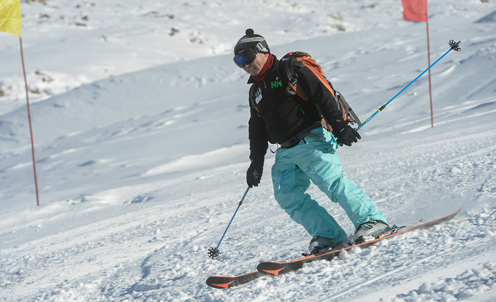 新疆千米落差滑雪场迎来首滑