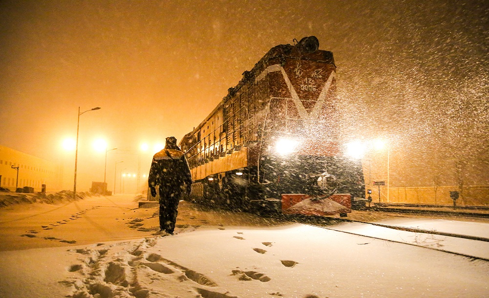 图片故事丨暴风雪中坚守的铁路工作者